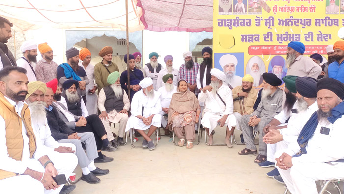 Balachore MLA Santosh Kataria donated Rs 31,000 to the saints who are building Sri Anandpur Sahib Road.